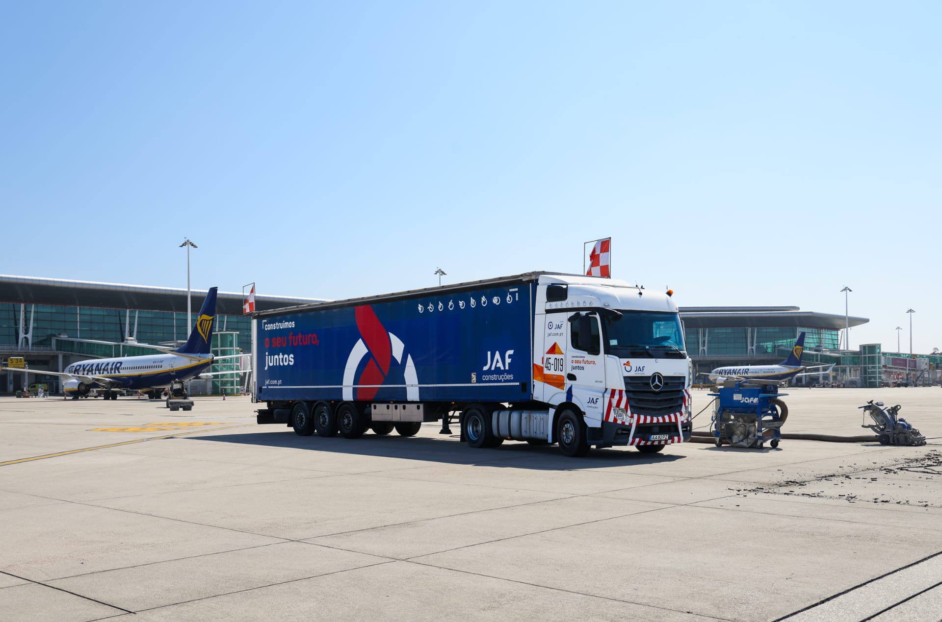 Camião do Grupo JAF em placa aeroportuária