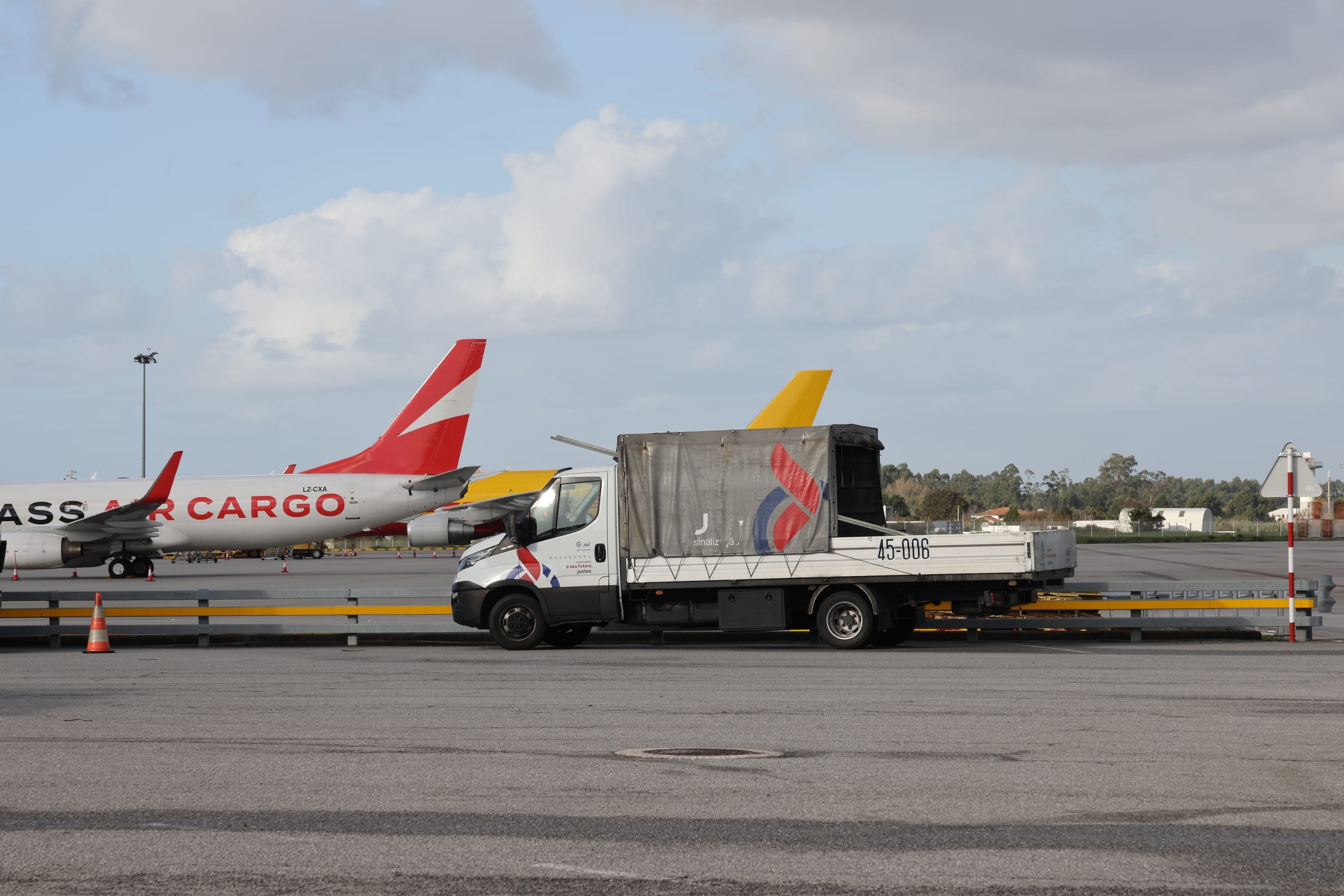 Aeronaves de carga e logística no aeroporto