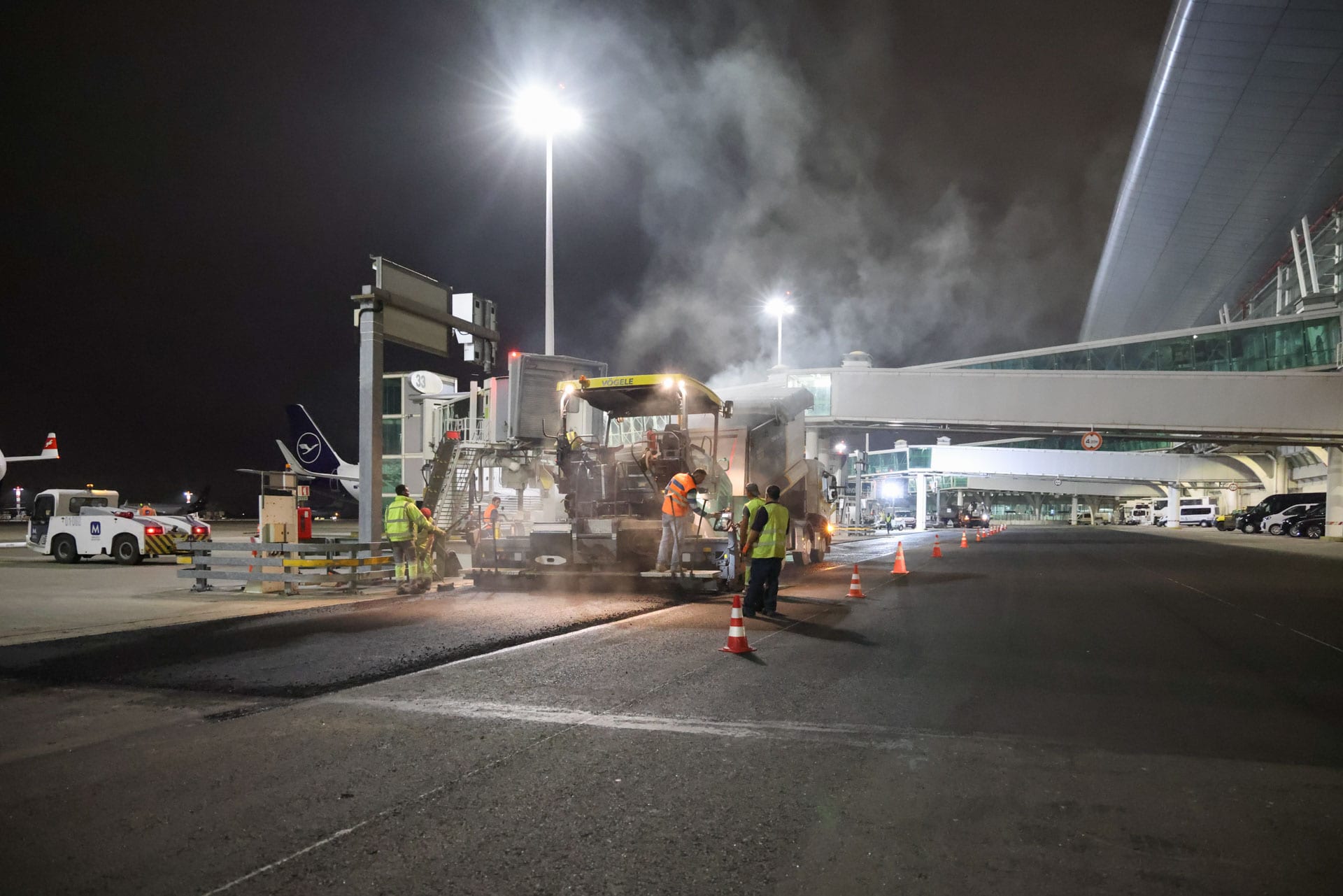 Pavimentação noturna em pista aeroportuária – obras JAF