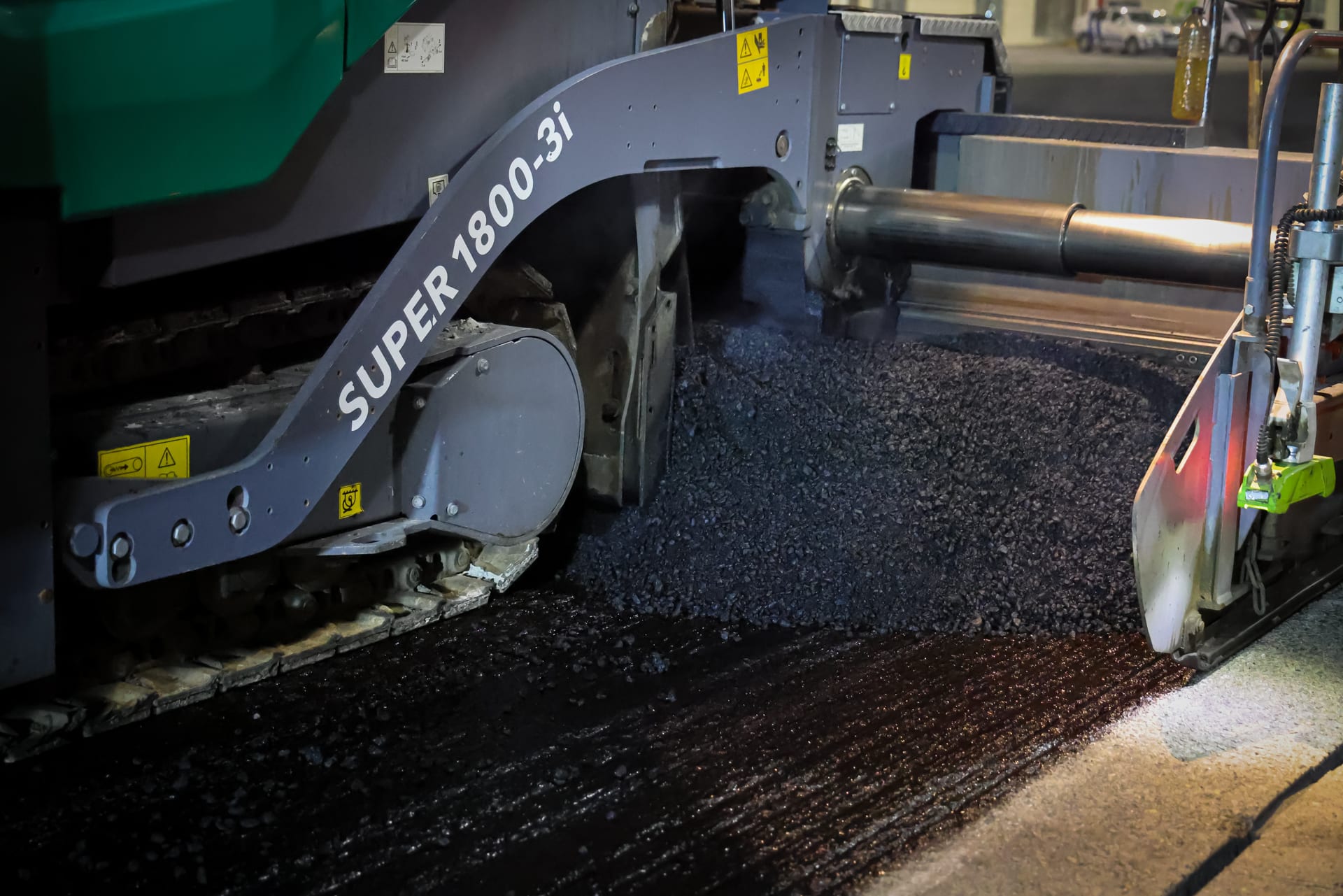 Pormenor da pavimentadora em obra aeroportuária