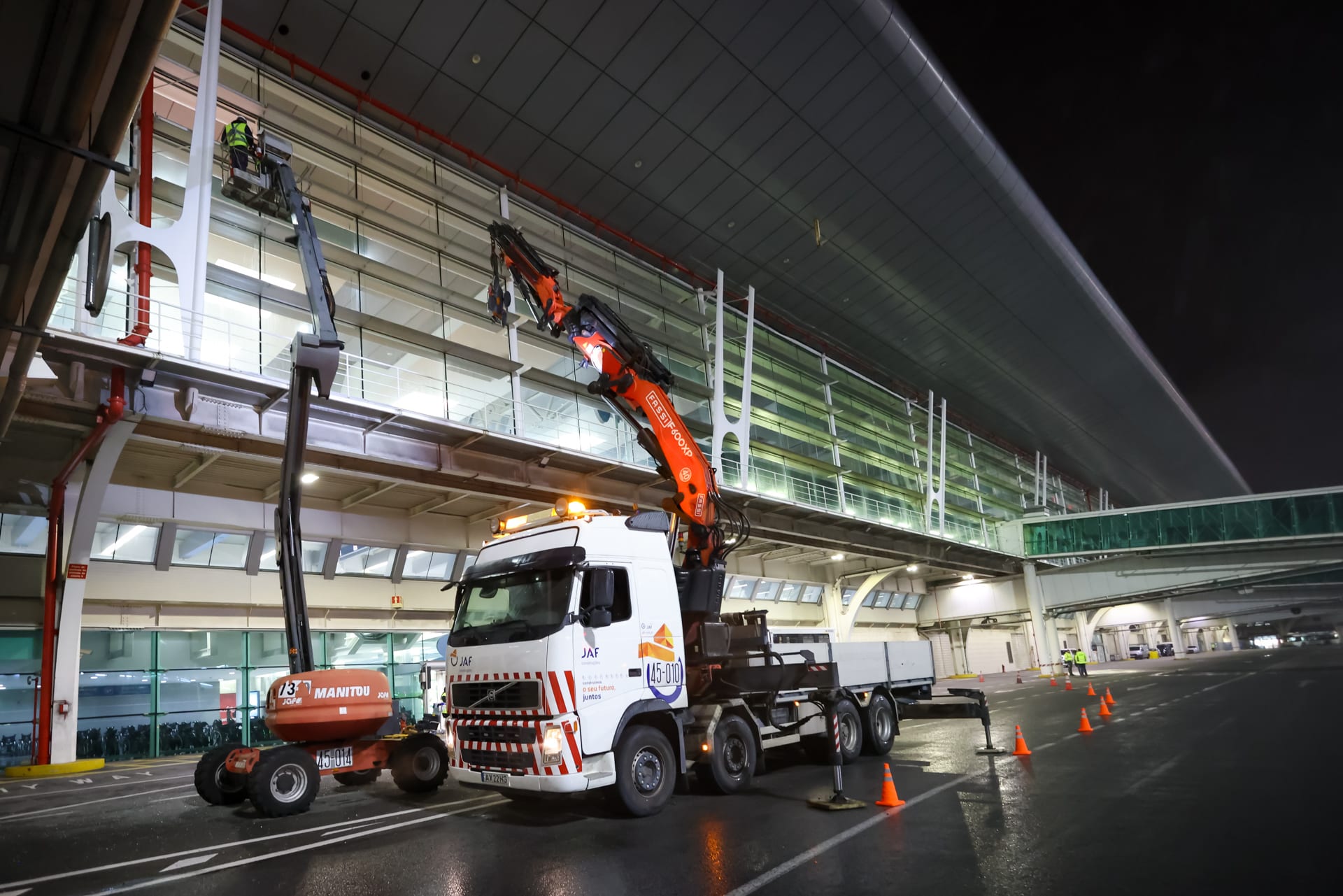 Grua em trabalhos no terminal aeroportuário