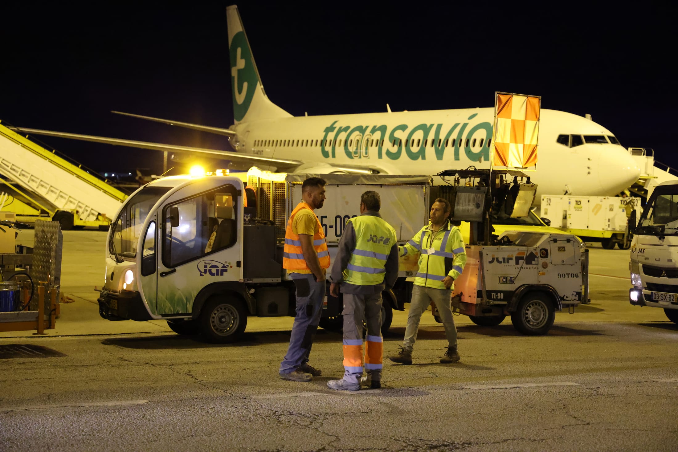 Equipa do Grupo JAF em operação noturna no aeroporto