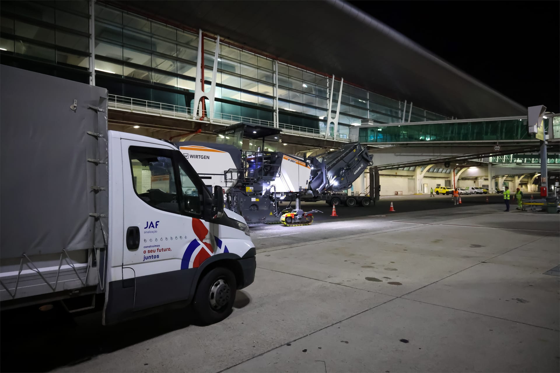Viatura do Grupo JAF junto ao terminal aeroportuário