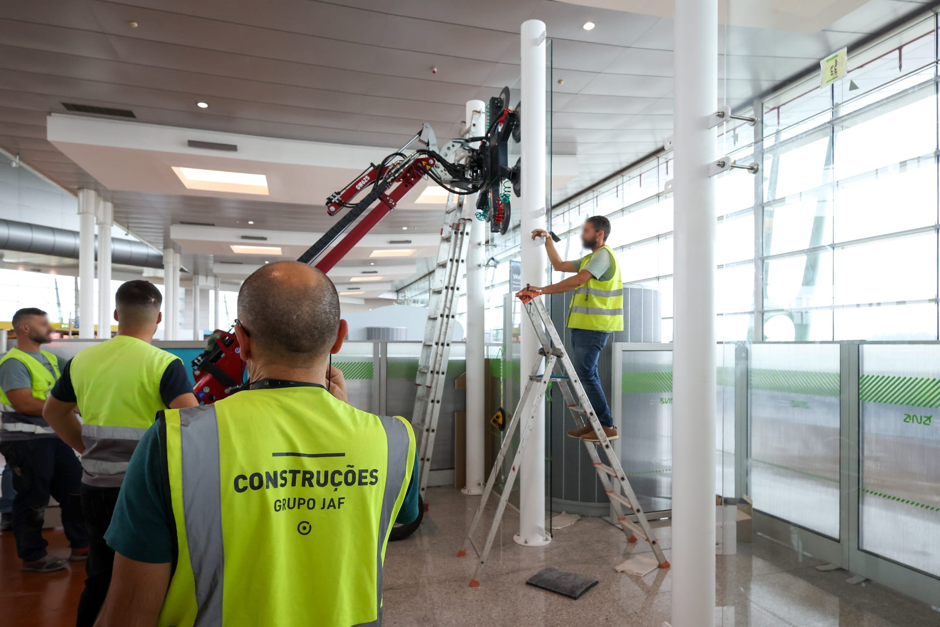 Trabalhos de manutenção em interior de terminal