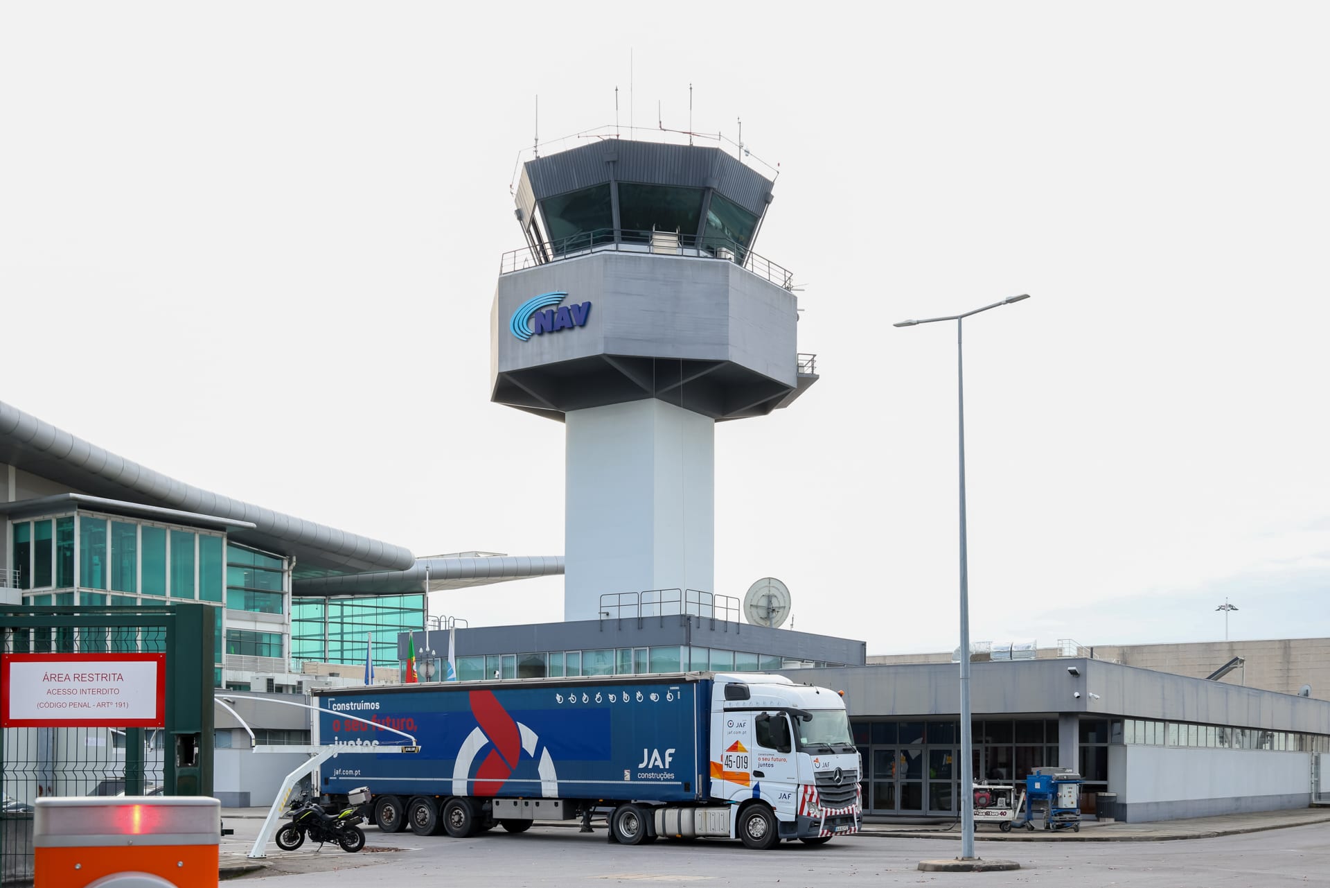 Torre de controlo e viatura do Grupo JAF no aeroporto