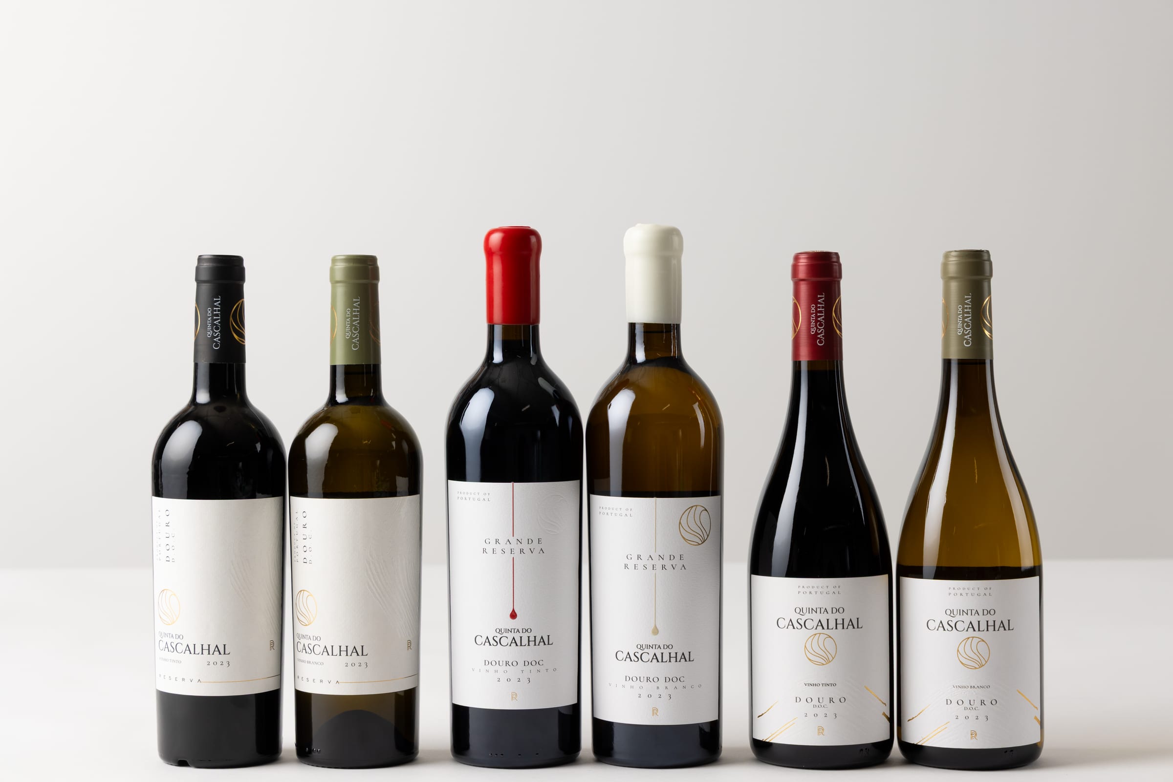 Gama de vinhos DOC Douro da Quinta do Cascalhal alinhada em fundo neutro