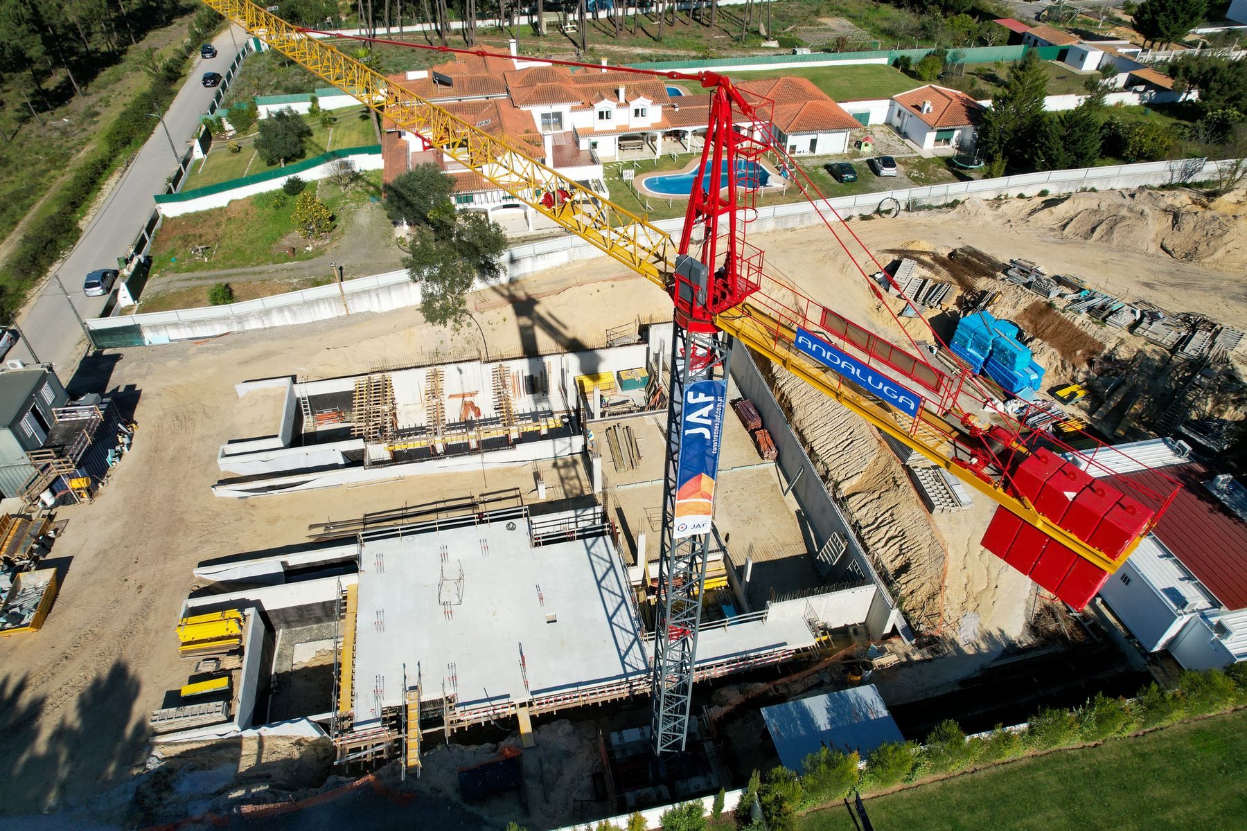 Obra em curso junto a habitações em utilização