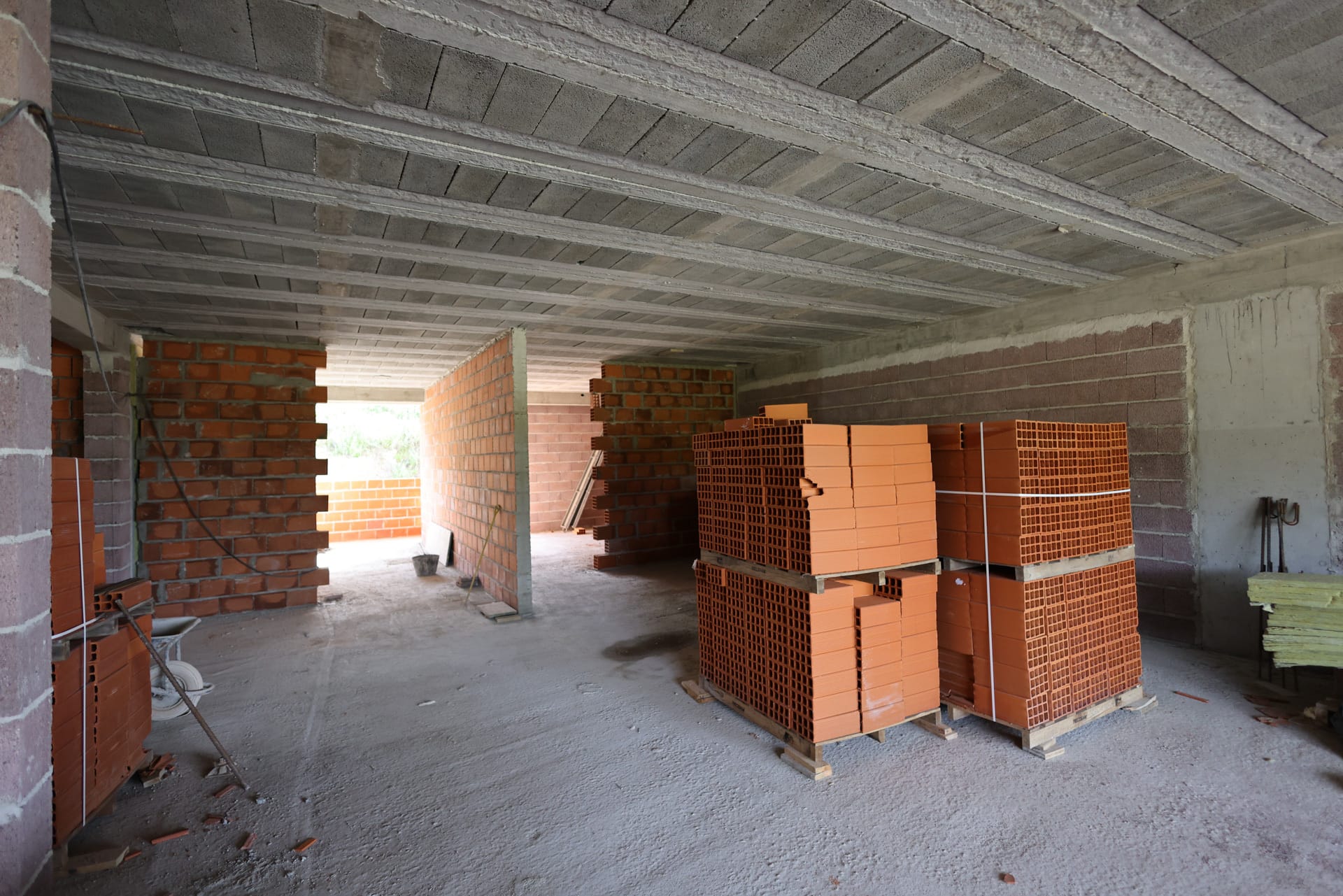 Paredes de alvenaria de tijolo e laje aligeirada em obra JAF Construções
