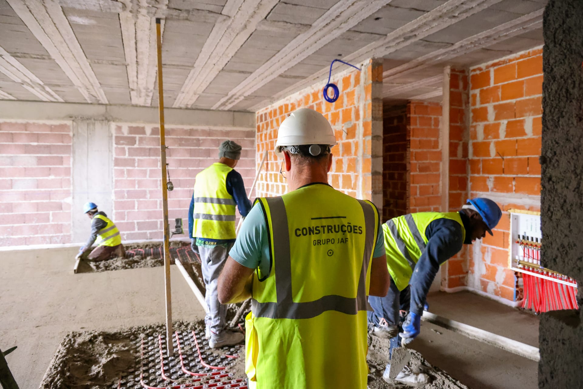 Aplicação de betonilha em interior de obra