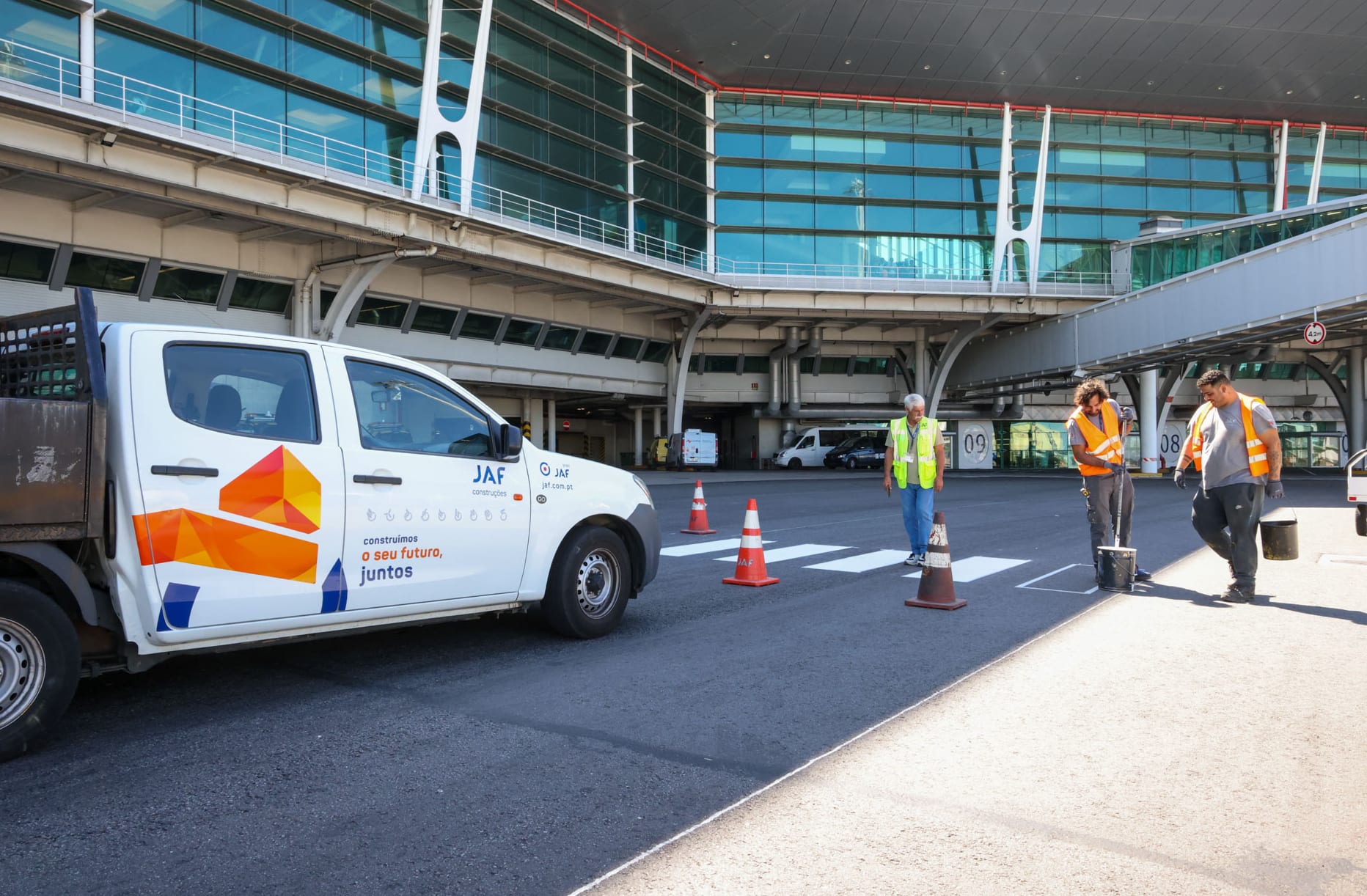Equipa do Grupo JAF em trabalhos junto a terminal aeroportuário
