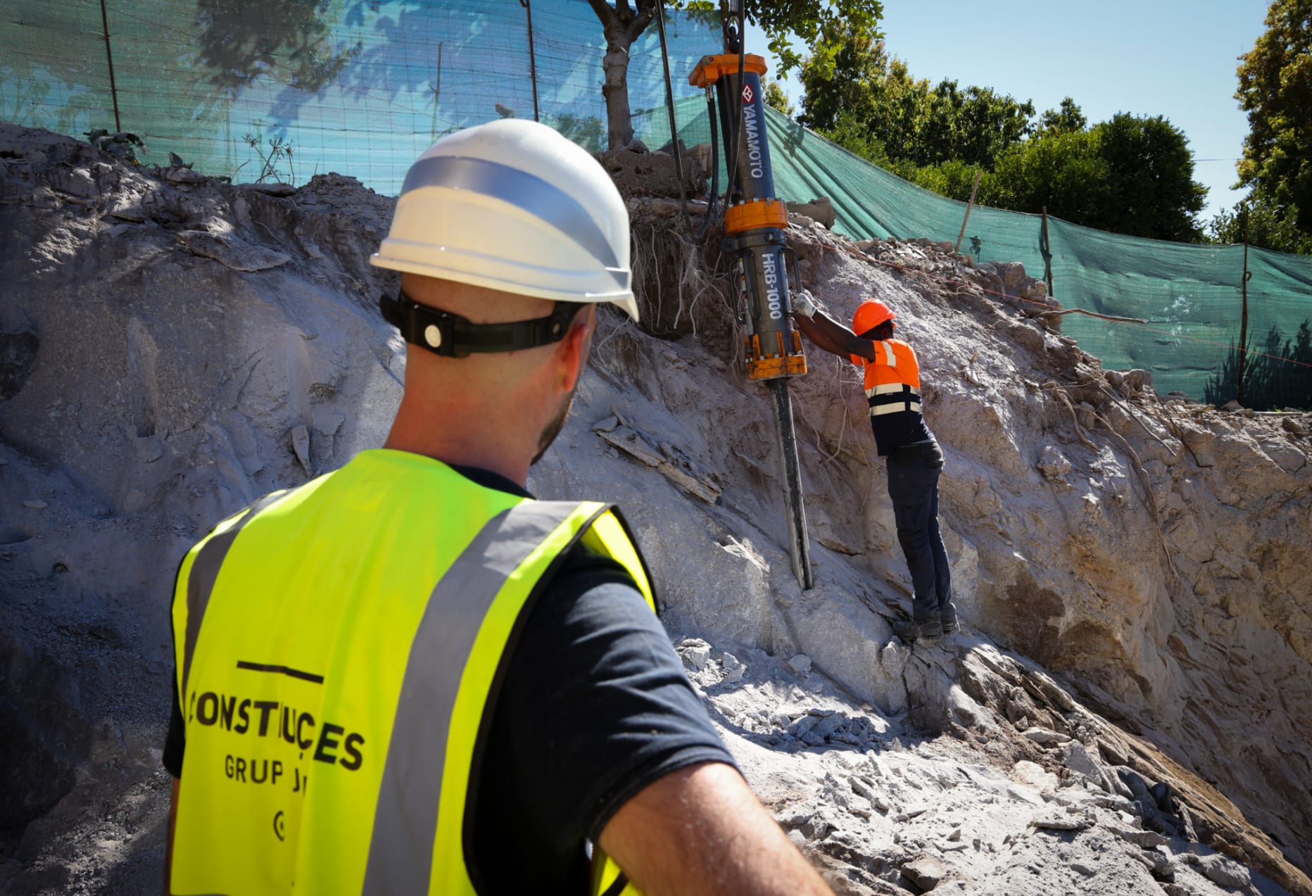 JAF Construções – demolição com martelo hidráulico em obra