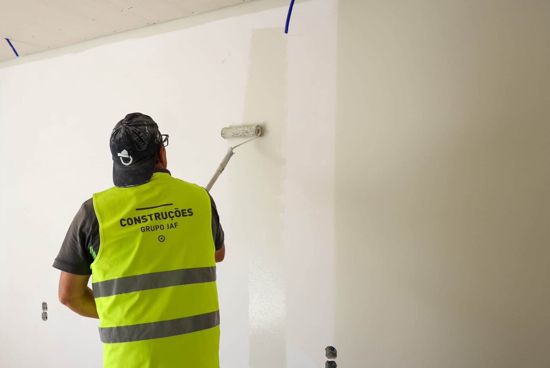Pintura de interiores por equipa da JAF Construções