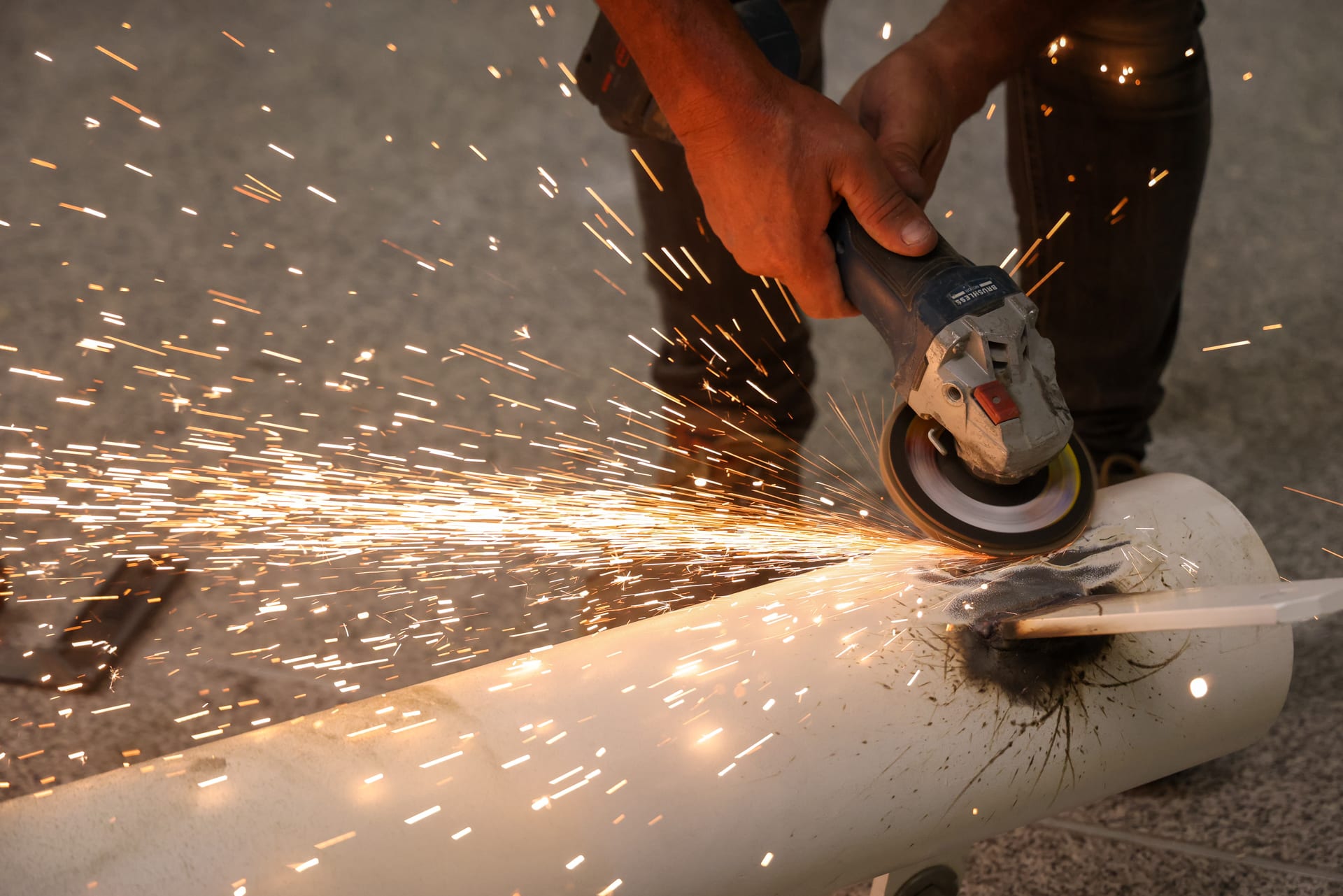 Corte com rebarbadora – faíscas em obra JAF