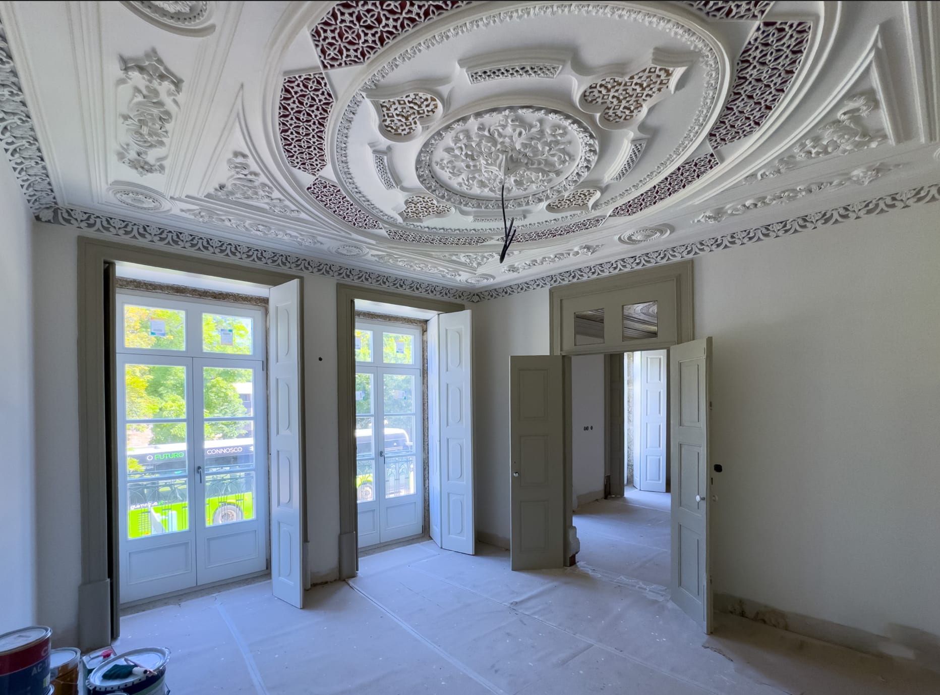 Teto de estuque trabalhado em obra de reabilitação