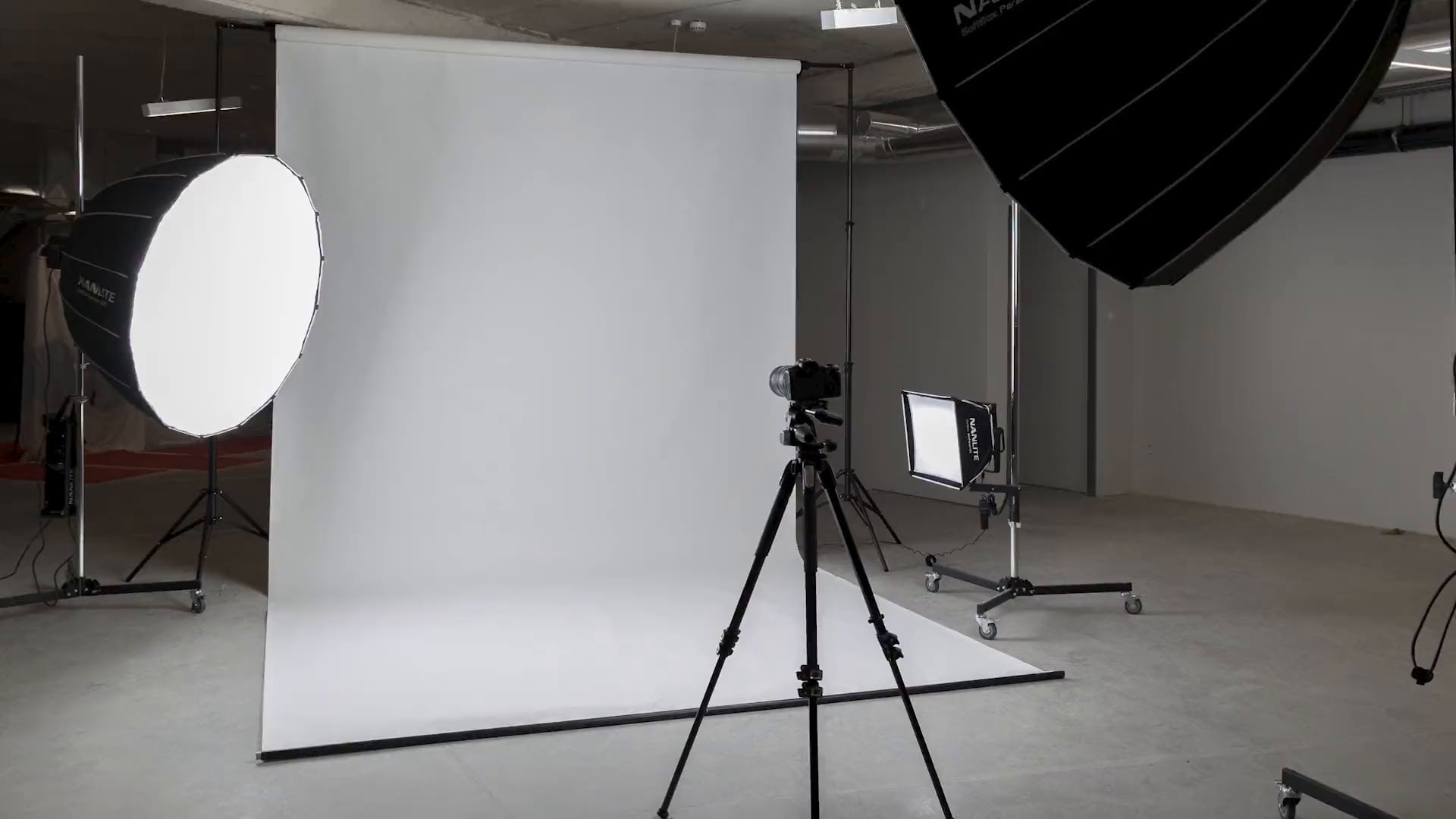 Estúdio fotográfico da Your New Brand em Guimarães, com dois softboxes parabólicos e fundo branco contínuo
