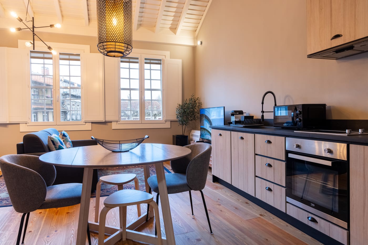 Cozinha e zona de refeições de apartamento no Largo da Oliveira