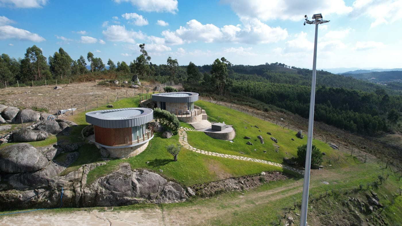 Vista aérea das duas villas do Monte dos Xistos, em Rendufe, Guimarães