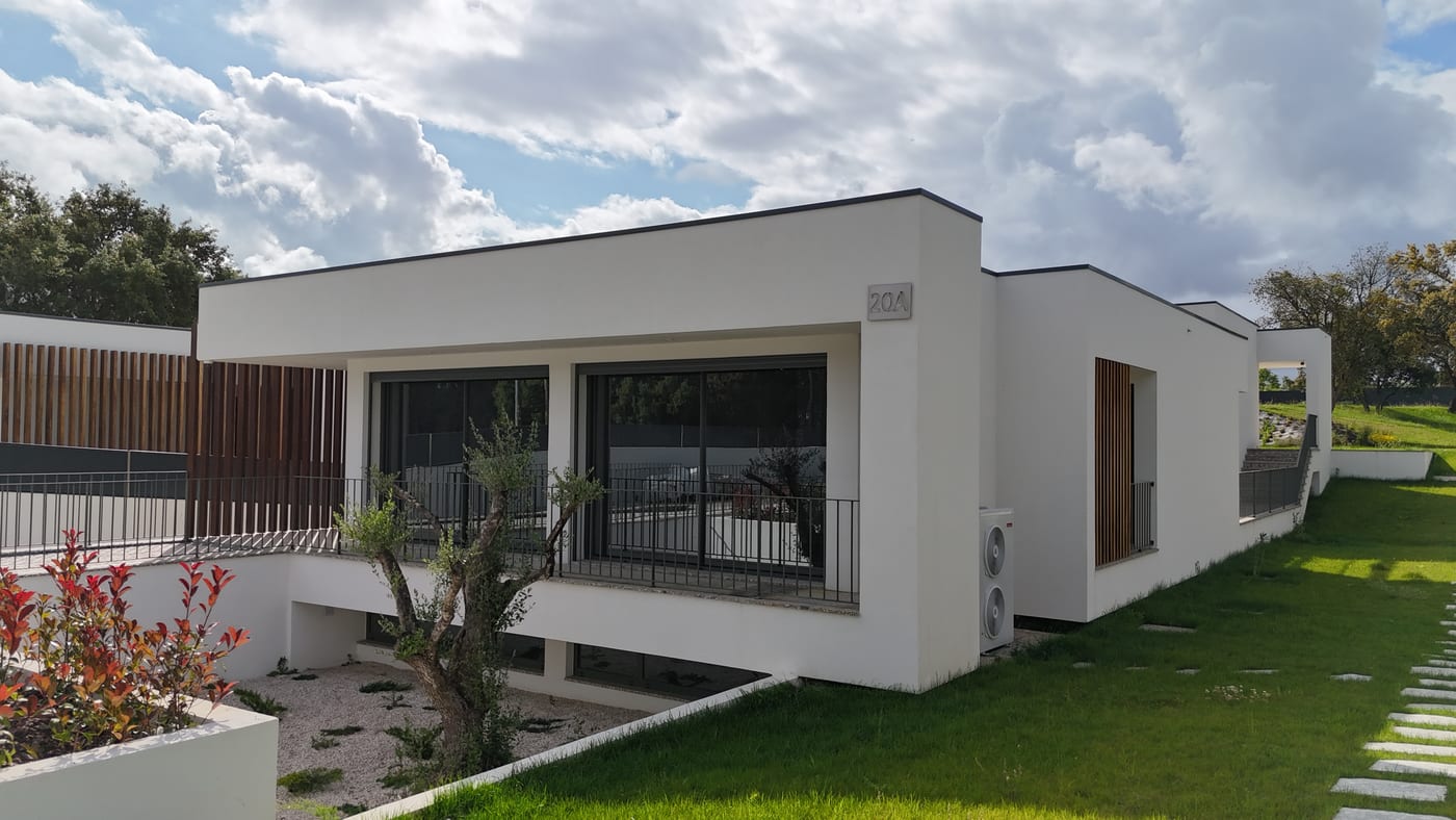 Moradia concluída na Verdizela, fachada com amplos vãos envidraçados
