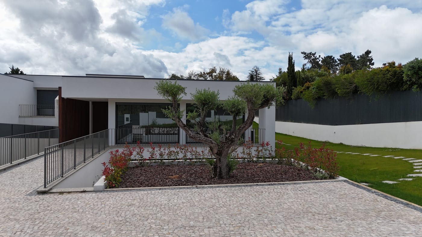 Moradia concluída na Verdizela, acesso e jardim
