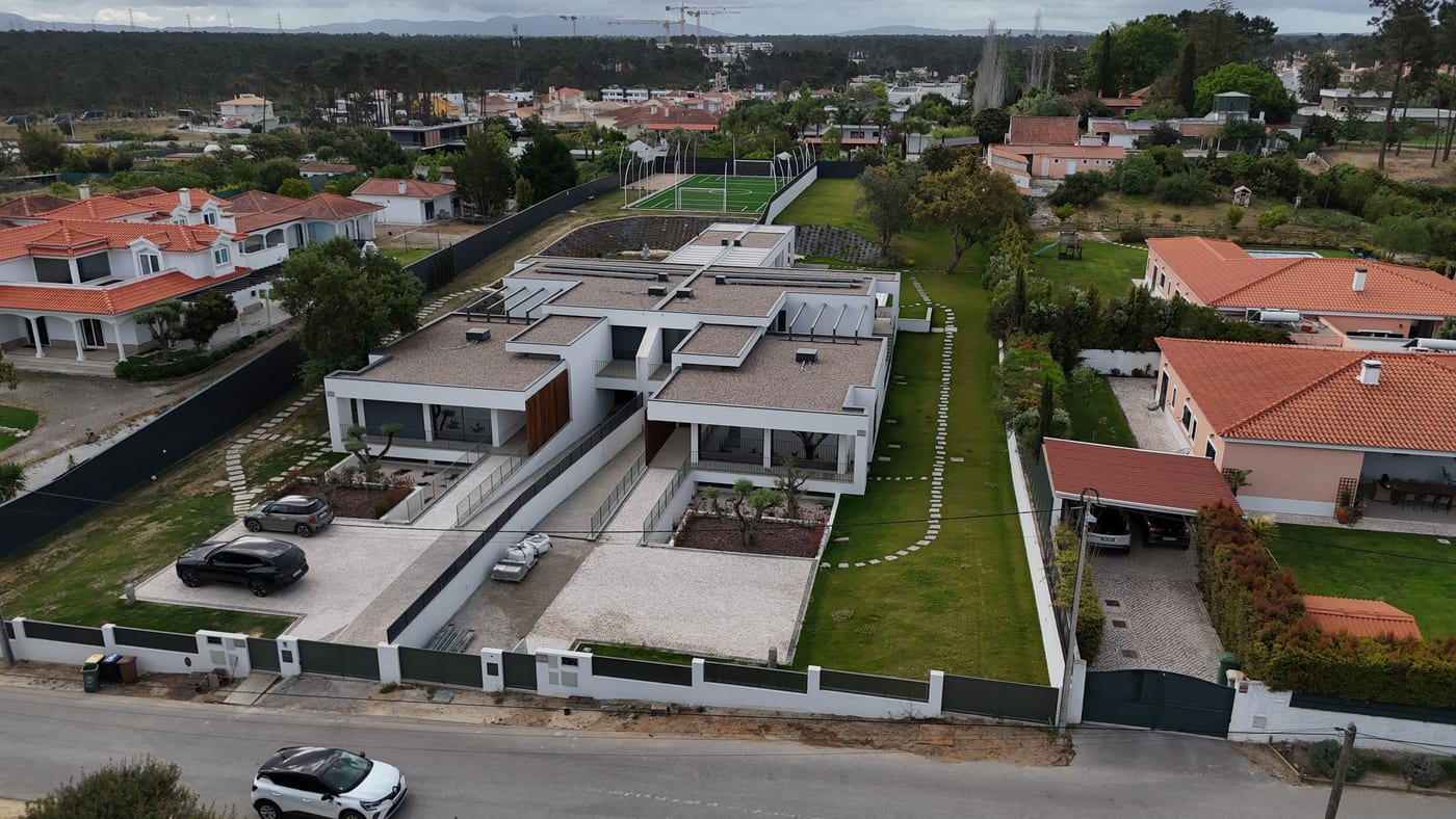 Vista aérea das duas moradias implantadas no lote
