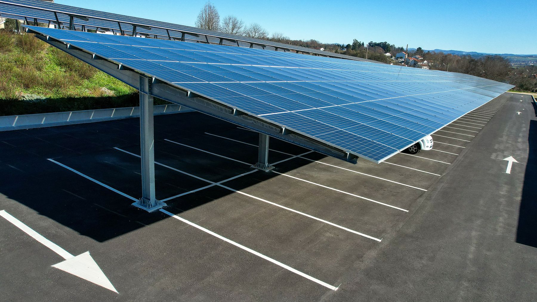 Cobertura solar sobre parque de estacionamento