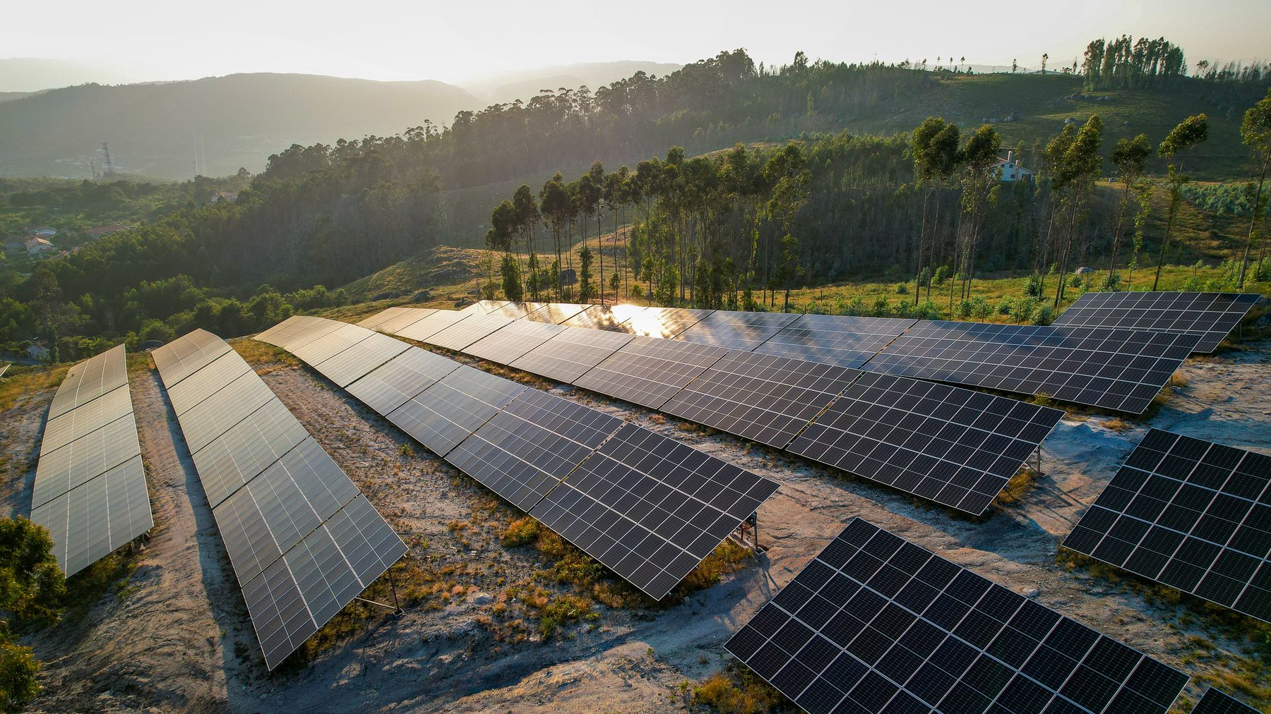 Parque solar em encosta ao fim de tarde