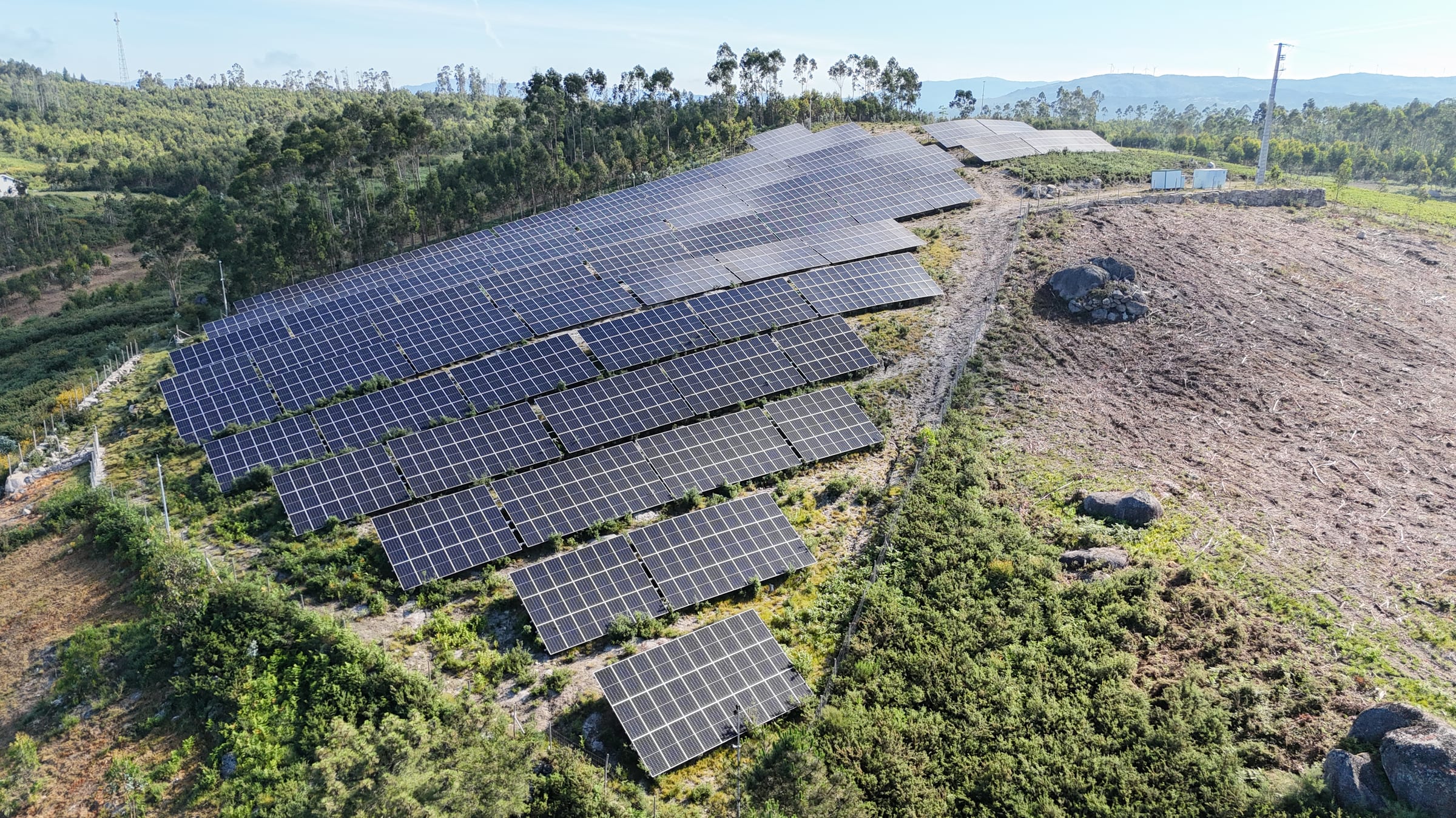 Perspetiva do campo fotovoltaico do Parque Solar Santa Marinha ao nível da encosta