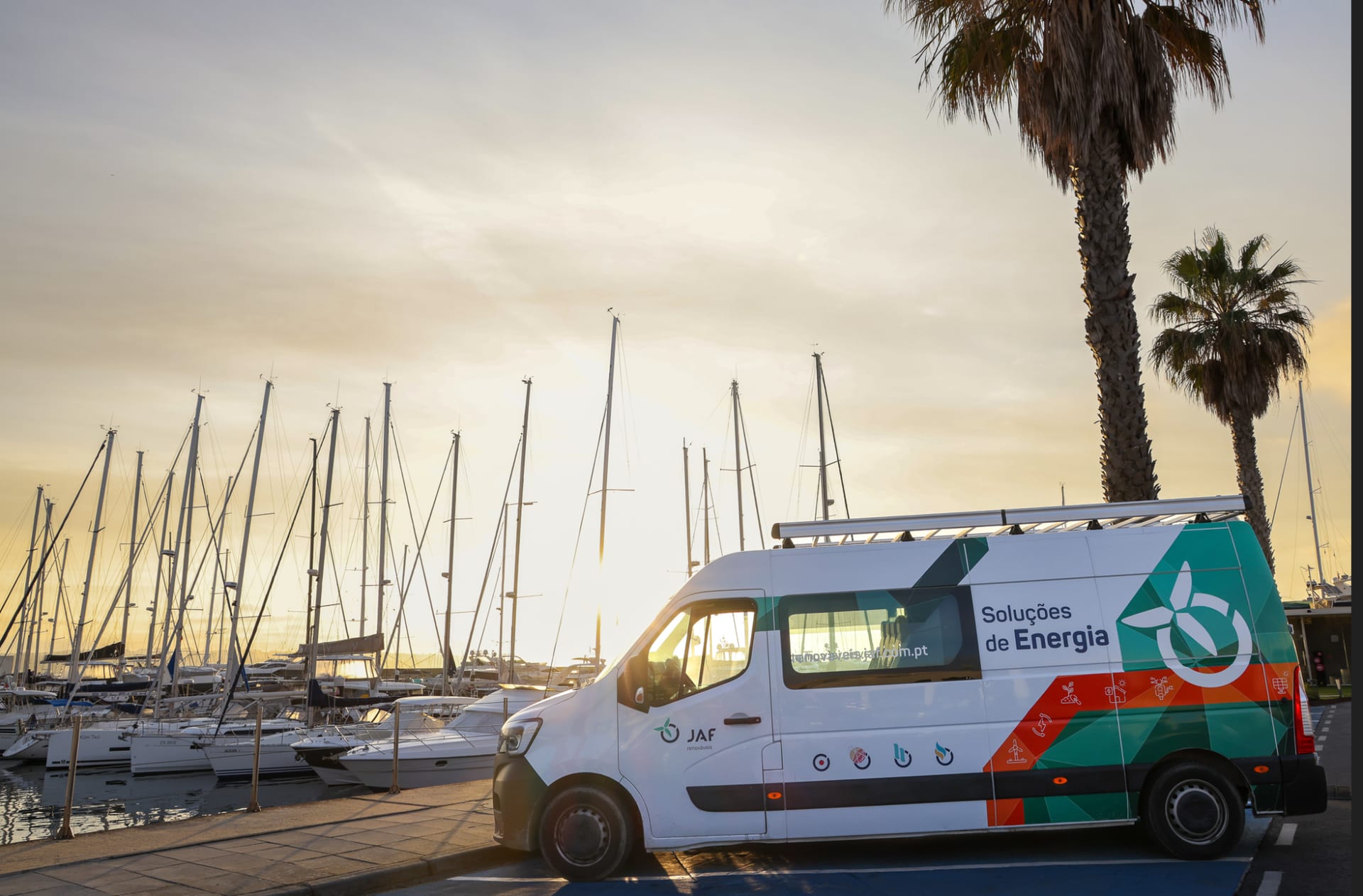 Carrinha de soluções de energia do Grupo JAF junto a uma marina
