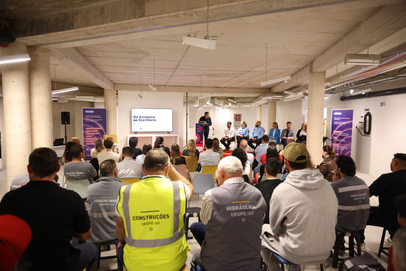 Colaboradores do Grupo JAF com fardas e coletes das áreas de Construções, Hidráulica, Espaços Verdes e Sinalização a assistir à sessão
