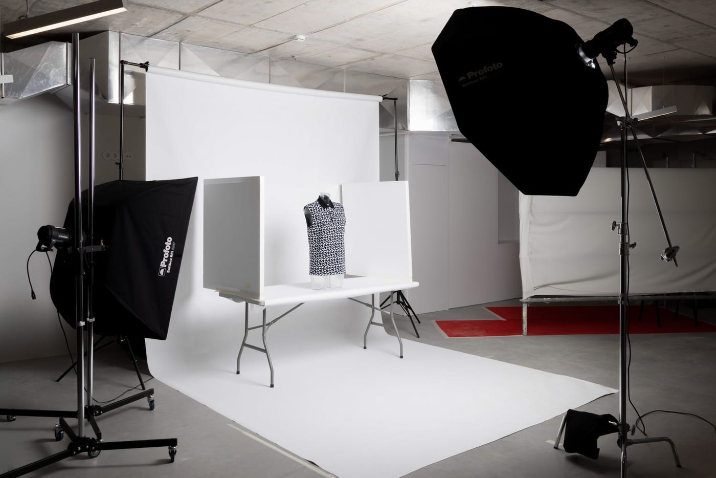 Mesa de fotografia de produto montada sobre fundo branco contínuo, entre dois softboxes Profoto